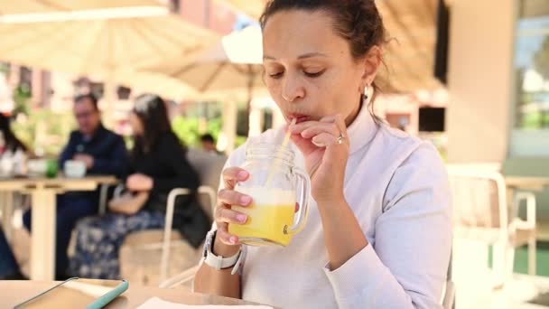Feliz Sonriente Mujer Multiétnica Bebiendo Jugo Saludable Paja Sentado Cafetría — Vídeo de stock