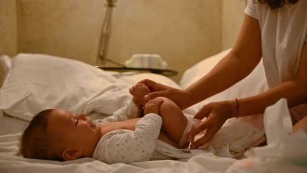 Gros Plan Adorable Petit Garçon Caucasien Souriant Regardant Jeune Mère — Video