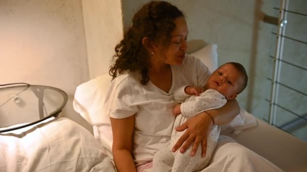 Повільний Рух Латиноамериканської Молодої Жінки Яка Обіймає Свого Маленького Хлопчика — стокове відео