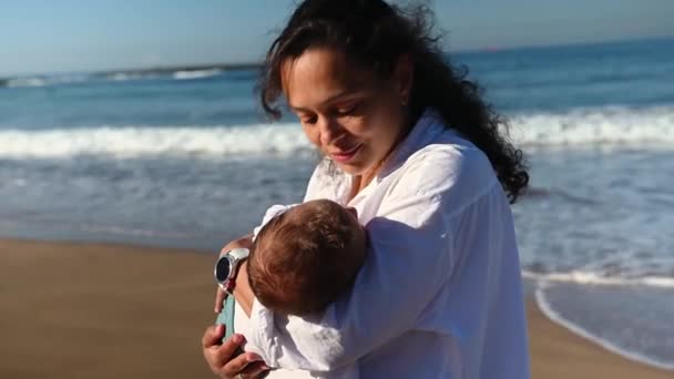 Hermosa Morena Rizada Amorosa Madre Cariñosa Sosteniendo Bebé Balanceándose Besándolo — Vídeos de Stock
