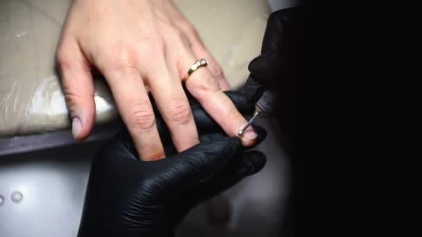 爪ポーランド語の手順 専門の電気装置が付いているマスターのマネジストのろ過および磨く指の爪の間 女性の手を閉めて下さい 美容室でのハードウェアマニキュア エクストリームクローズアップ4Kビデオ — ストック動画