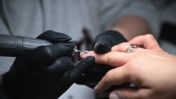 Closeup Mestre Manicure Usa Máquina Elétrica Profissional Para Remover Mãos — Vídeo de Stock