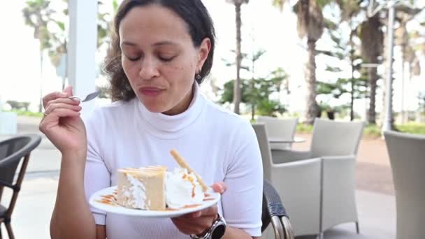 Piękna Młoda Kobieta Białej Koszuli Cieszyć Się Jedzeniem Porcji Pysznych — Wideo stockowe