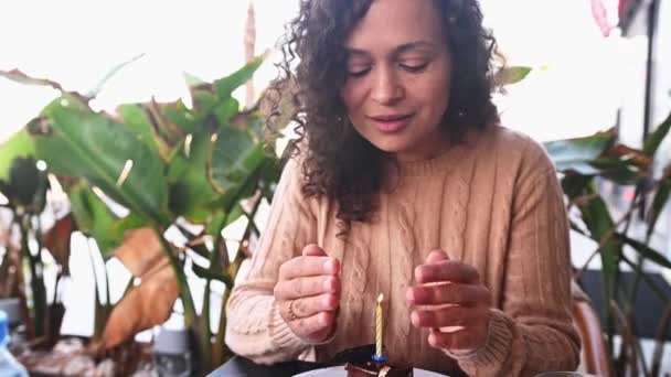 Attraktive Multiethnische Lockige Junge Frau Feiert Ihren Geburtstag Macht Mit — Stockvideo