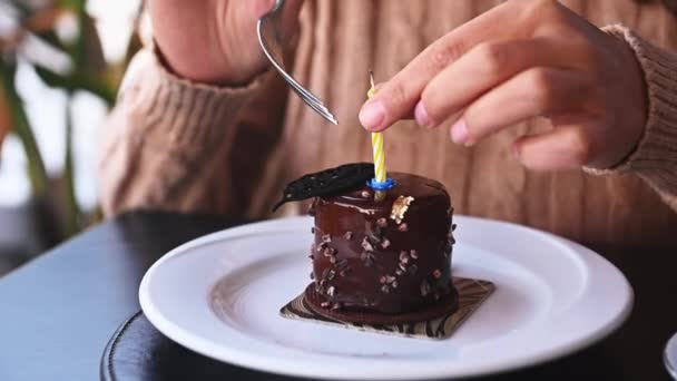 Concentrati Sulla Torta Cioccolato Con Una Candela Mani Una Donna — Video Stock