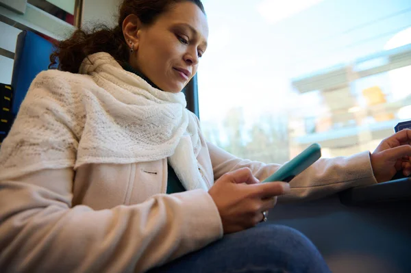 열차로 전화를 여자의 초상화 사람들 온라인 커뮤니케이션 인터넷 저렴하고 편안한 스톡 사진