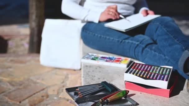 Artista Femenina Inspirada Pintando Cuadro Con Acuarelas Disfrutando Ambiente Tranquilo — Vídeo de stock