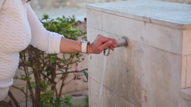 Vista Perto Uma Jovem Mulher Lavando Mãos Sob Água Fria — Vídeo de Stock