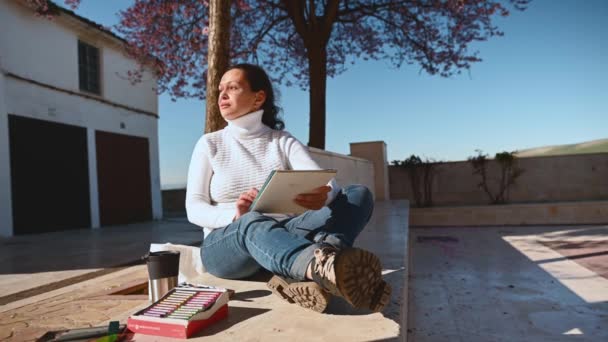Artista Ispirazione Latinoamericana Pittore Talento Giovane Donna Rilassata Sorride Mentre — Video Stock