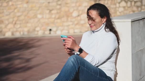 Linda Morena Cabelos Cacheados Uma Mulher Feliz Sorrindo Usando Telefone — Vídeo de Stock