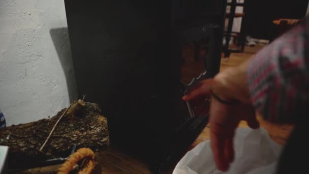 클로즈업 아늑한 소박한 집에서 스토브를 청소합니다 불타는 벽난로에 빈티지 스토브 — 비디오