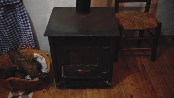 Ein Alter Holzofen Aus Metall Mit Brennenden Holzscheiten Inneren Weidenkorb — Stockvideo