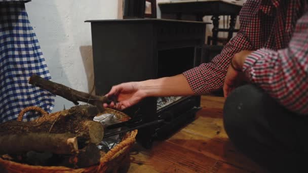 Großaufnahme Heizt Ein Junger Mann Sein Rustikales Haus Indem Brennholz — Stockvideo