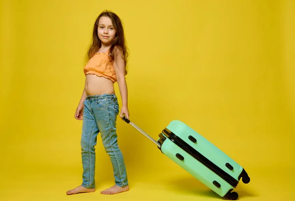 Full Size Aufnahme Eines Entzückenden Kleinen Reisenden Mädchens Orangefarbenem Top lizenzfreie Stockfotos