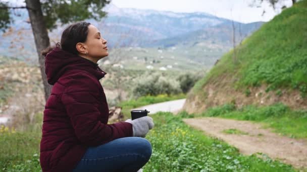 快乐愉快的年轻女性 徒步旅行者在爬山的时候 一边喝着热水瓶里的咖啡一边放松下来 大家好旅行生活方式的概念 西班牙Sierra Cazorla国家公园 — 图库视频影像