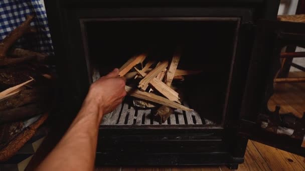 Widok Góry Powolny Ruch Człowieka Ładującego Drewno Pieca Opalanego Drewnem — Wideo stockowe
