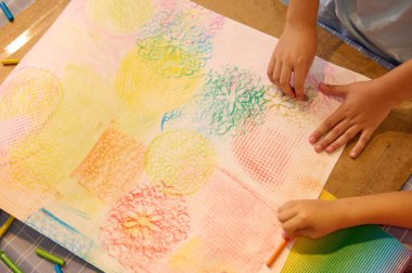 Karton kağıda pastel renkli kalemler çizen çocuklar, sanat dersi sırasında resim yapmayı yaratıcı bir atölyede öğreniyorlar. - İnsanlar. Çocuklar için yaratıcı bir hobi. Eğitim