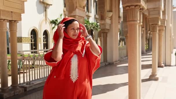 Charmante Touriste Féminine Vêtements Traditionnels Marocains Authentiques Admire Mosquée Hassan — Video