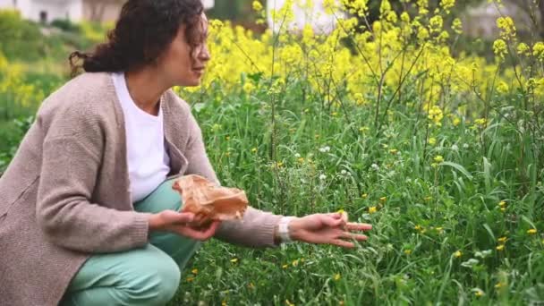 若い経験豊富な女性ハーブリスト植物学者は 屋外の山で薬用植物を収集します フィトセラピーと自然療法の概念 総合的な癒し 健康的なライフスタイルのためのハーブ代替医療 — ストック動画