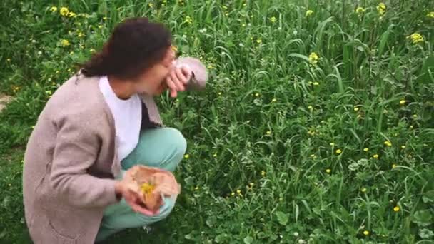 Молодая Женщина Чихает Время Сбора Полевых Цветов Лугу Открытом Воздухе — стоковое видео