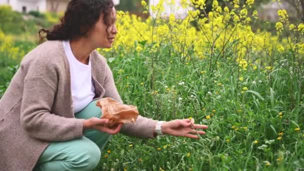 一位年轻的有经验的女植物学家在户外山区采集药用植物 植物疗法和自然病变的概念 综合治疗 健康生活方式的草药替代疗法 — 图库视频影像