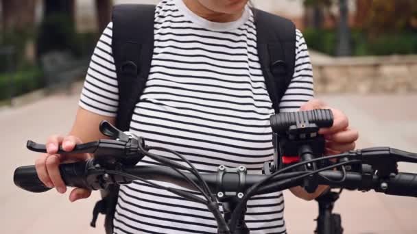 Akıllı Telefondaki Mobil Uygulamaları Kontrol Eden Şehirde Elektrikli Bisiklet Sürerken — Stok video