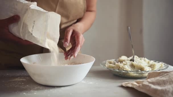 Detailní Zástěra Hospodyňky Béžové Zástěře Stojící Kuchyňského Stolu Nalévající Bílé — Stock video