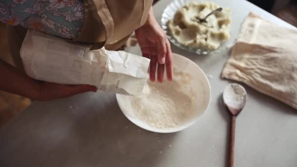 Bej Önlüklü Hanımı Mutfak Masasında Duruyor Beyaz Bir Kaseye Biraz — Stok video