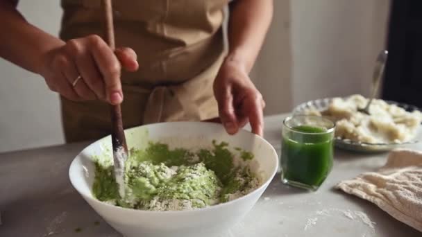 Close Dona Casa Pastelaria Chef Avental Bege Usando Colher Madeira — Vídeo de Stock
