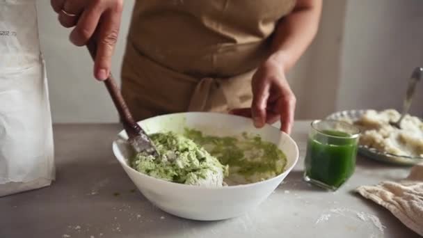 클로즈업 주부의 소박한 부엌에 숟가락 그릇에 재료를 베이지색 앞치마에있는 요리사 — 비디오