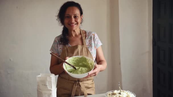 Güzel Bir Hanımı Evde Yemek Pişiriyor Bej Önlüklü Kadın Şef — Stok video