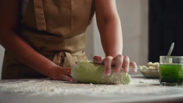 Pandangan Dekat Wanita Apron Beige Berlutut Adonan Dengan Bayam Dapur — Stok Video