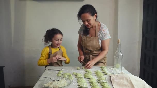 Matka Córka Gotują Ukraińskie Varennyky Kuchni Domowej Przygotowując Kolację Według — Wideo stockowe