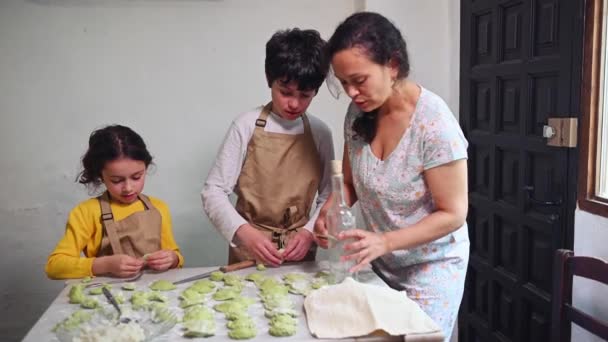 Anya Fia Lánya Együtt Főz Varennyky Családi Vacsorára Tésztát Töltött — Stock videók