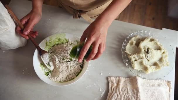 대리석 테이블에 반죽을 그릇에 시금치 근처에 마시드 감자가있는 라비올리를위한 반죽을 — 비디오