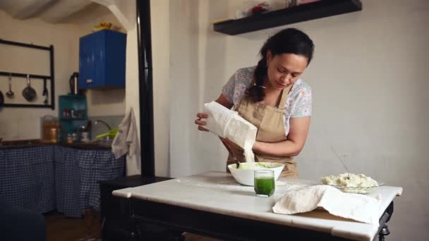 Przyjemna Kobieta Beżowym Fartuchu Wsypuje Mąkę Miski Mieszając Składniki Ugniatając — Wideo stockowe