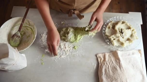从上面看一个年轻女人 女糕点厨师用配料在厨房桌上做面团 家庭主妇按照传统的家庭菜谱准备小菜一碟 — 图库视频影像