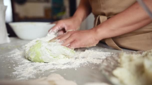 在乡村的家庭厨房里 一个用绿色菠菜做生面团的特写镜头妇女的手 家庭主妇揉搓面团准备自制面包 面包店 传统烹饪 — 图库视频影像