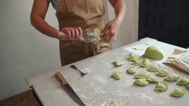 Gros Plan Femme Chef Femme Foyer Tablier Beige Déploiement Pâte — Video