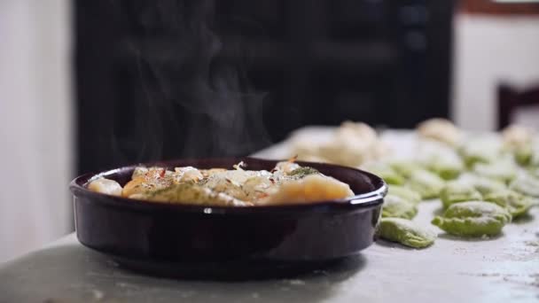 一个粘土盘 上面有新鲜准备的饺子 上面有土豆泥和蒸汽 背景是一个用乌克兰语做的大理石桌子 — 图库视频影像