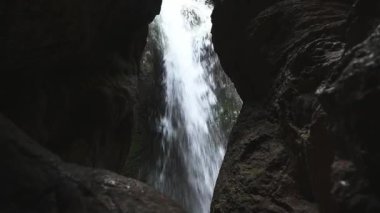 Dağlardaki mağaradan akan temiz bir su. La Sierra de Cazorla dağlarında şelale. Doğada güzellik. Çevresel koruma. Turizm. İspanya 'da doğayı keşfetmek
