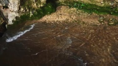 La Sierra de Cazorla dağlarındaki bir su mağarasında inanılmaz güzel bir şelale. Puerta de Tiscar, Jaen, Endülüs, İspanya. Doğada güzellik