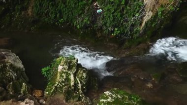 Ormandaki dağ deresi. Kayaların üzerinden akan şelale sularının en üst görüntüsü. Endülüs, İspanya 'nın Jaen iline bağlı Tiscar köyündeki su mağarası. Cueva del Agua
