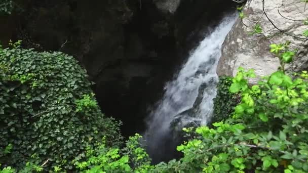 Cachoeira Uma Água Limpa Que Flui Uma Fonte Uma Caverna — Vídeo de Stock