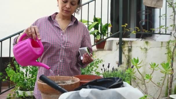 Gelukkig Vrouwelijke Bloemist Tuinman Zorgt Voor Kamerplanten Bloemen Haar Achtertuin — Stockvideo