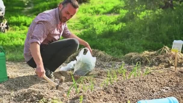 Retrato Larga Duración Joven Horticultor Dedicado Jardinería Excavando Tierra Huerto — Vídeo de stock