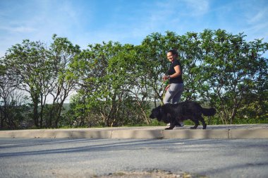 Doğa dağlarında köpeğiyle koşan aktif bir kadın. - İnsanlar. Evcil hayvanları oynuyorum. Hayvanlara ve doğa konseptine duyulan sevgi