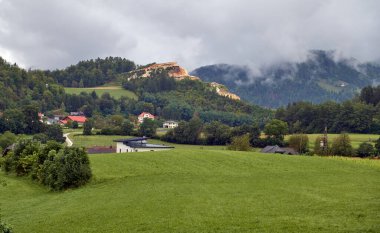 Dağları olan köy, Slovakya 'nın Karpatlar sırtındaki tarlalar ve otlaklar arasında kalırdı. Seyahat yerleri. Turizm ve gezi konsepti. Kırsal alan. Slovakya 'nın güzel doğasını keşfetmek