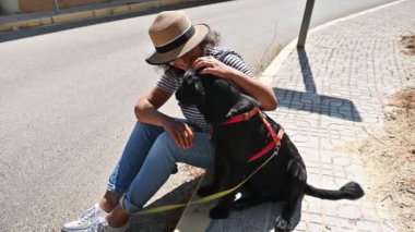 Sevecen genç bir kadının özgün portresi. Doğada bir köpeğe sarılıyor. Mutlu kadın cocker spaniel 'ıyla dışarıda vakit geçirmekten hoşlanıyor. Evcil hayvan, insan ve hayvanlarla oyun konsepti