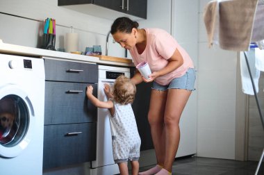 Bir anne ve yavrusu mutfakta eğlenceli bir keşifte bulunuyorlar. Çocuk bulaşıkçıyı merakla incelerken, anne de öğrenmeyi ve bağlanmayı teşvik eder..